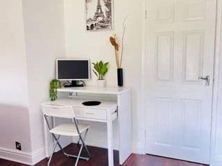 Mayfair Place - Cosy 3 Bedroom House with Free Parking - Photo 9