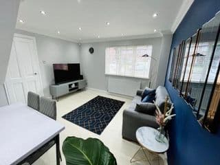 Modern Home, Close to the City Centre with Parking - Photo 2