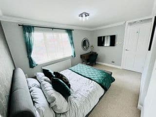 Modern Home, Close to the City Centre with Parking - Photo 5