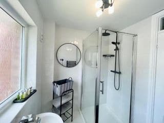 Modern Home, Close to the City Centre with Parking - Photo 6