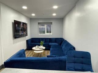Lovely Studio close to city and UOB for Short term stays with 50ich TV's and WIFI!