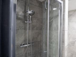 Lovely Studio close to city and UOB for Short term stays with 50ich TV's and WIFI! - Photo 2
