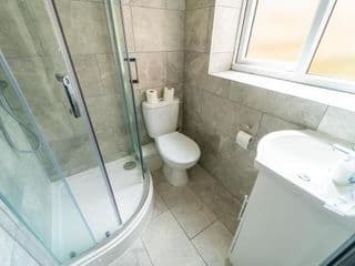 Lovely Studio close to city and UOB for Short term stays with 50ich TV's and WIFI! - Photo 11