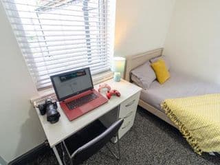 Lovely Studio close to city and UOB for Short term stays with 50ich TV's and WIFI! - Photo 13