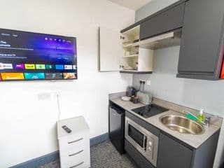 Lovely Studio close to city and UOB for Short term stays with 50ich TV's and WIFI! - Photo 14