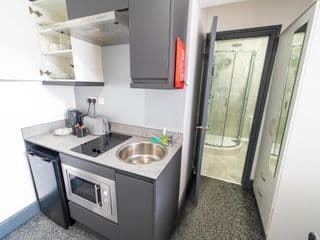 Lovely Studio close to city and UOB for Short term stays with 50ich TV's and WIFI! - Photo 15