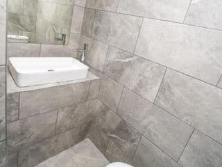 Lovely Studio close to city and UOB for Short term stays with 50ich TV's and WIFI! - Photo 3