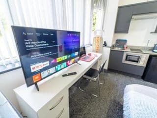 Lovely Studio close to city and UOB for Short term stays with 50ich TV's and WIFI! - Photo 21