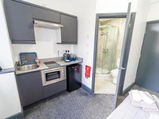 Lovely Studio close to city and UOB for Short term stays with 50ich TV's and WIFI! - Photo 22