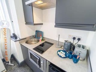 Lovely Studio close to city and UOB for Short term stays with 50ich TV's and WIFI! - Photo 23