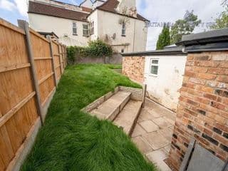 Lovely Studio close to city and UOB for Short term stays with 50ich TV's and WIFI! - Photo 4