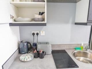 Lovely Studio close to city and UOB for Short term stays with 50ich TV's and WIFI! - Photo 5