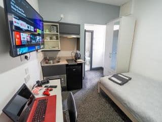 Lovely Studio close to city and UOB for Short term stays with 50ich TV's and WIFI! - Photo 6