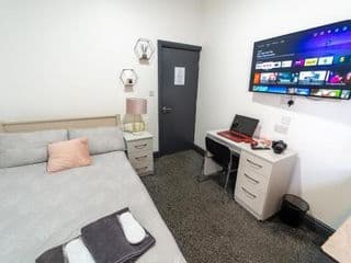 Lovely Studio close to city and UOB for Short term stays with 50ich TV's and WIFI! - Photo 7