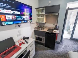 Lovely Studio close to city and UOB for Short term stays with 50ich TV's and WIFI! - Photo 9