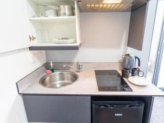 Lovely Studio close to city and UOB for Short term stays with 50ich TV's and WIFI! - Photo 10