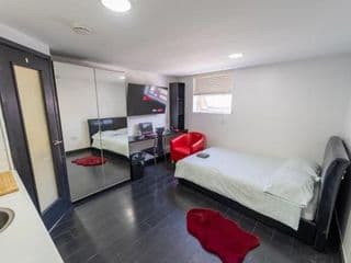 Spacious studios with free fast WIFI and 50inch SMART TV's next to UOB and 10min drive to the City! - Photo 2