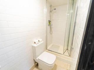 Spacious studios with free fast WIFI and 50inch SMART TV's next to UOB and 10min drive to the City! - Photo 11