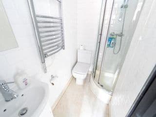 Spacious studios with free fast WIFI and 50inch SMART TV's next to UOB and 10min drive to the City! - Photo 12