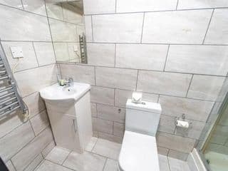 Spacious studios with free fast WIFI and 50inch SMART TV's next to UOB and 10min drive to the City! - Photo 14