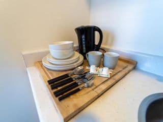 Spacious studios with free fast WIFI and 50inch SMART TV's next to UOB and 10min drive to the City! - Photo 15