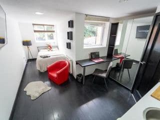 Spacious studios with free fast WIFI and 50inch SMART TV's next to UOB and 10min drive to the City! - Photo 16