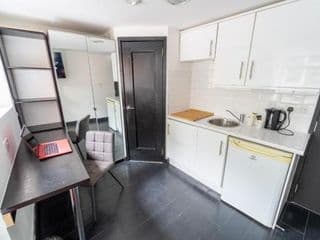 Spacious studios with free fast WIFI and 50inch SMART TV's next to UOB and 10min drive to the City! - Photo 17