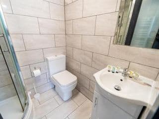 Spacious studios with free fast WIFI and 50inch SMART TV's next to UOB and 10min drive to the City! - Photo 18