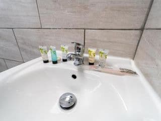 Spacious studios with free fast WIFI and 50inch SMART TV's next to UOB and 10min drive to the City! - Photo 19