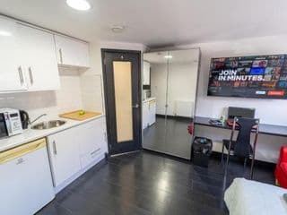 Spacious studios with free fast WIFI and 50inch SMART TV's next to UOB and 10min drive to the City! - Photo 3