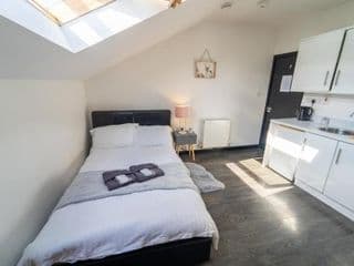 Spacious studios with free fast WIFI and 50inch SMART TV's next to UOB and 10min drive to the City! - Photo 21