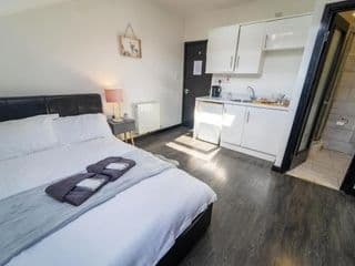 Spacious studios with free fast WIFI and 50inch SMART TV's next to UOB and 10min drive to the City! - Photo 22