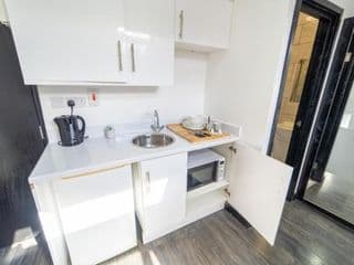 Spacious studios with free fast WIFI and 50inch SMART TV's next to UOB and 10min drive to the City! - Photo 23