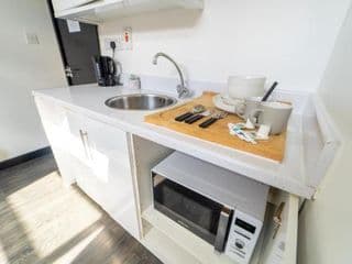Spacious studios with free fast WIFI and 50inch SMART TV's next to UOB and 10min drive to the City! - Photo 24