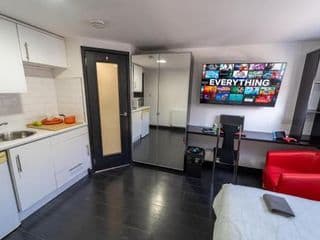 Spacious studios with free fast WIFI and 50inch SMART TV's next to UOB and 10min drive to the City! - Photo 4