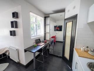 Spacious studios with free fast WIFI and 50inch SMART TV's next to UOB and 10min drive to the City! - Photo 6