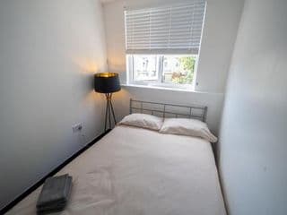 Spacious studios with free fast WIFI and 50inch SMART TV's next to UOB and 10min drive to the City! - Photo 8