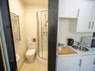 Spacious studios with free fast WIFI and 50inch SMART TV's next to UOB and 10min drive to the City! - Photo 9