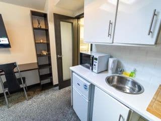 Spacious studios with free fast WIFI and 50inch SMART TV's next to UOB and 10min drive to the City! - Photo 10