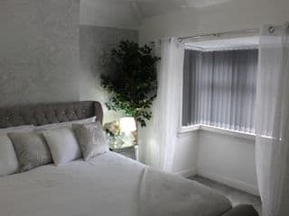 Luxury 3 Bedroom House - Photo 11