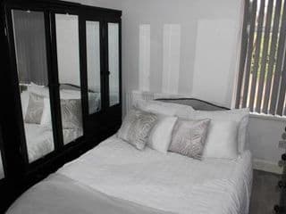Luxury 3 Bedroom House - Photo 6