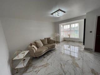 Luxury 4 bedroom Retreat; with hot tub & parking - Photo 11