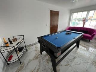 Luxury 4 bedroom Retreat; with hot tub & parking - Photo 13