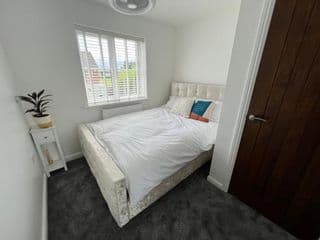 Luxury 4 bedroom Retreat; with hot tub & parking - Photo 14