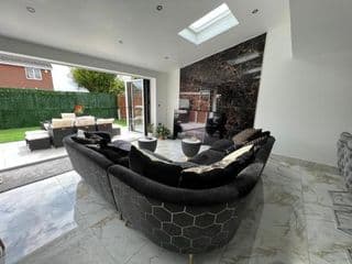 Luxury 4 bedroom Retreat; with hot tub & parking - Photo 16