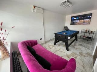 Luxury 4 bedroom Retreat; with hot tub & parking - Photo 17