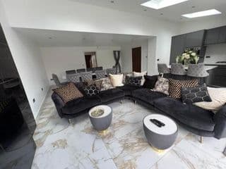 Luxury 4 bedroom Retreat; with hot tub & parking - Photo 18