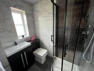Luxury 4 bedroom Retreat; with hot tub & parking - Photo 19