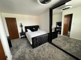 Luxury 4 bedroom Retreat; with hot tub & parking - Photo 20
