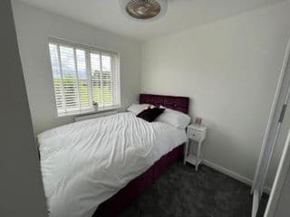 Luxury 4 bedroom Retreat; with hot tub & parking - Photo 21